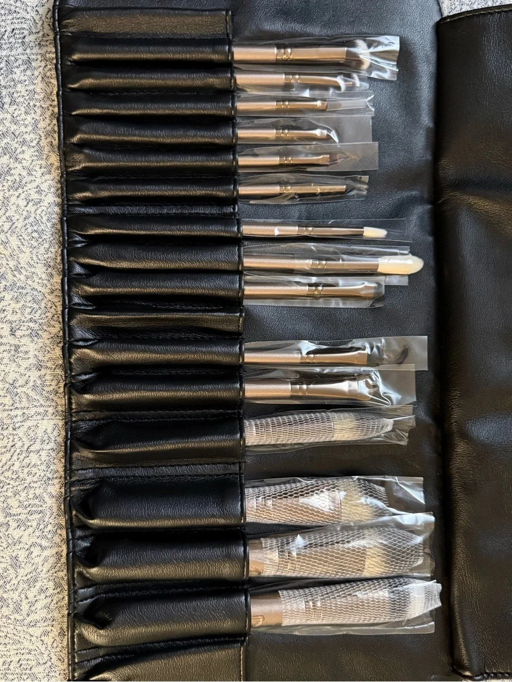 EIGSHOW Professional Makeup Brush Set with Roll-Up Case New Unused
